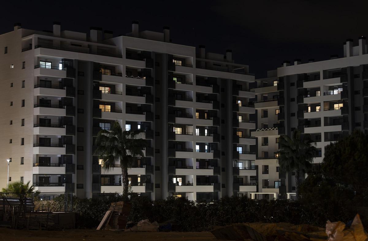 Imagen tomada la tarde del domingo en la urbanización de viviendas protegidas Les Naus, en Alicante, con pocas ventanas iluminadas.