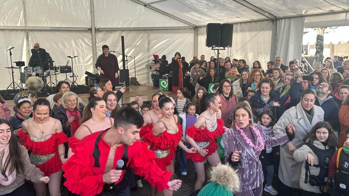 Los ganadores de Baila con Ames con trajes rojos entre el público de las precampanadas y tardeo