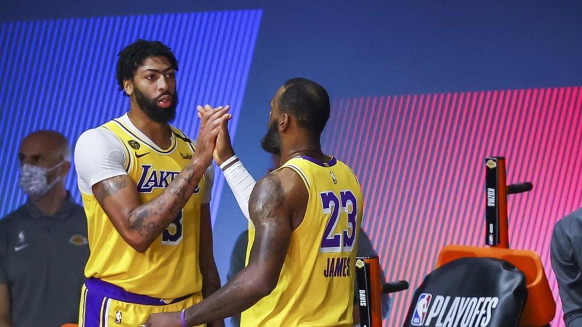 Davis y James, líderes de Los Lakers