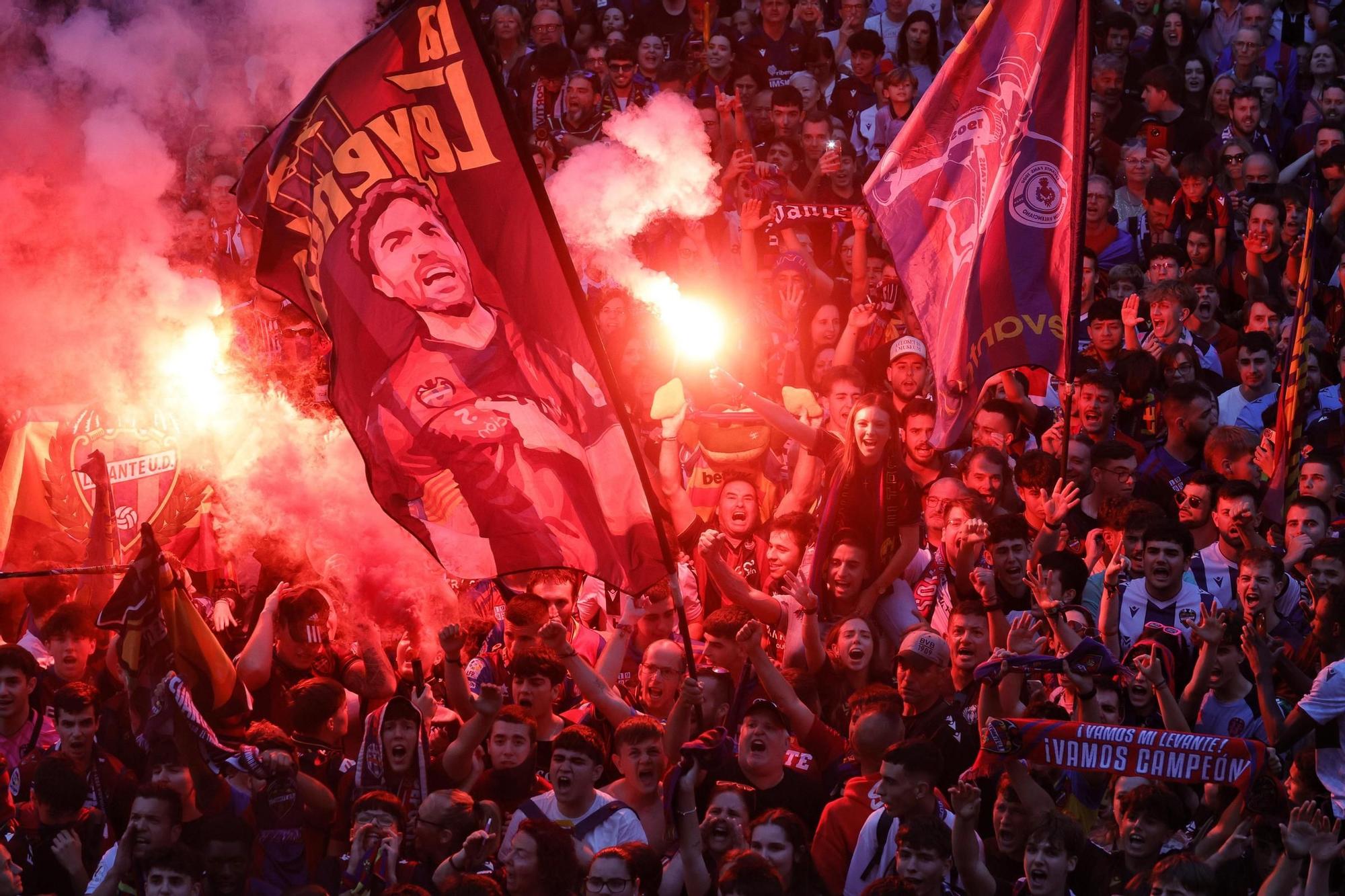 Todas las fotos de la rúa del Levante UD por su ascenso a Primera División