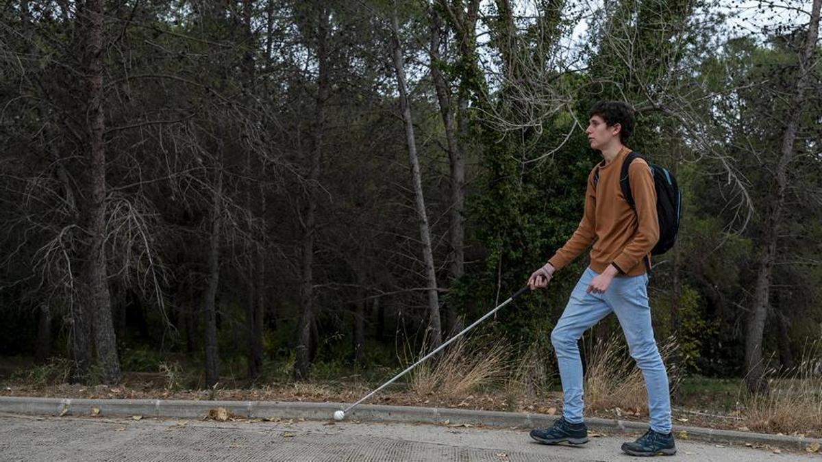 Pere Ribes camina por la UAB camino a su piso compartido en la Vila Universitària.