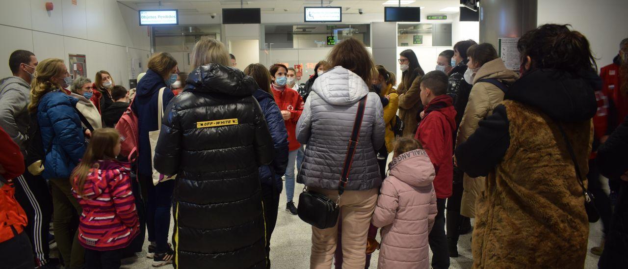 La traductora de Cruz Roja da información a los 41 ucranianos que llegaron en tren este miércoles a Joaquín Sorolla.