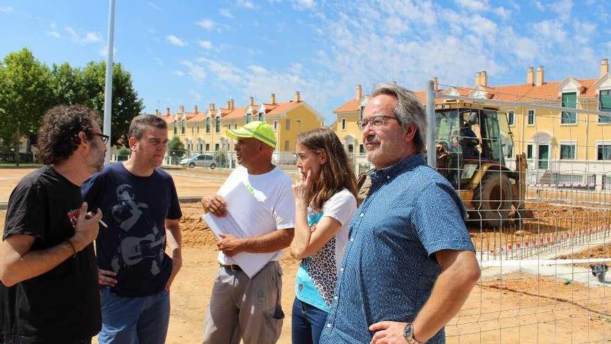 Miembros del equipo de Gobierno, durante su visita a las obras en el barrio.