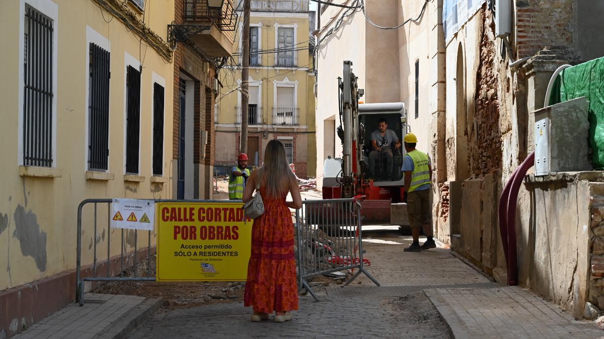 Violeta, vecina de la calle, espera para poder cruzar a pie.