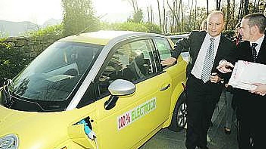 El ministro Miguel Sebastián y Adriano Menes, con uno de los vehículos eléctricos que circulan por Asturias, en el marco del proyecto «Gijón Living Car».