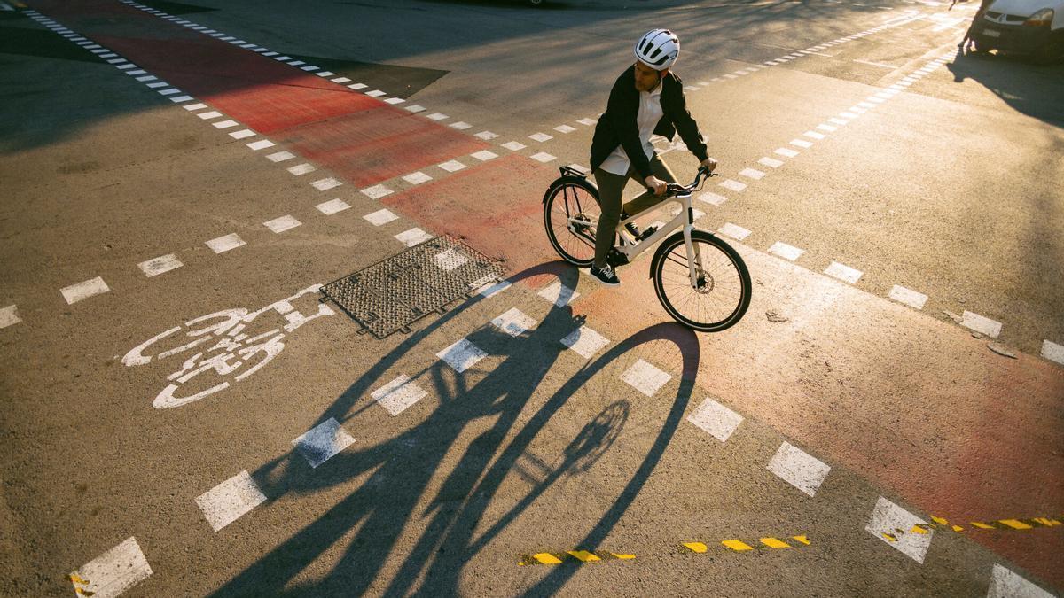 Un hombre montado en una bicicleta de alta gama.