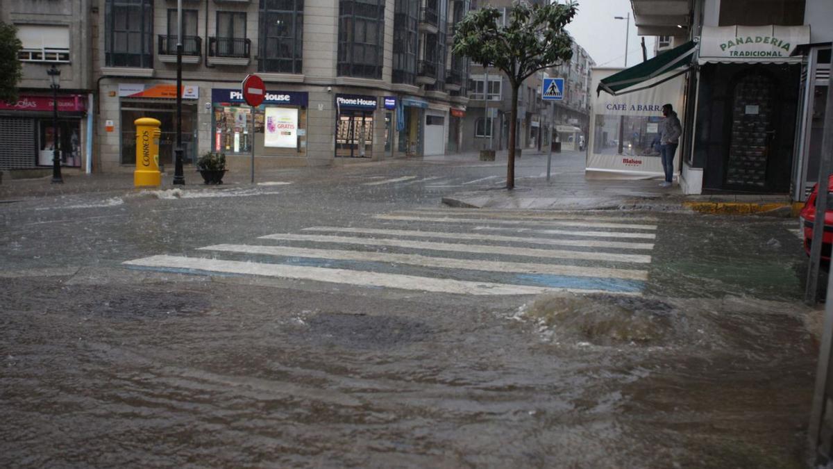 Arquetas desbordadas en una calle lalinense tras una tormenta de agua. |   // BERNABÉ/ANA AGRA