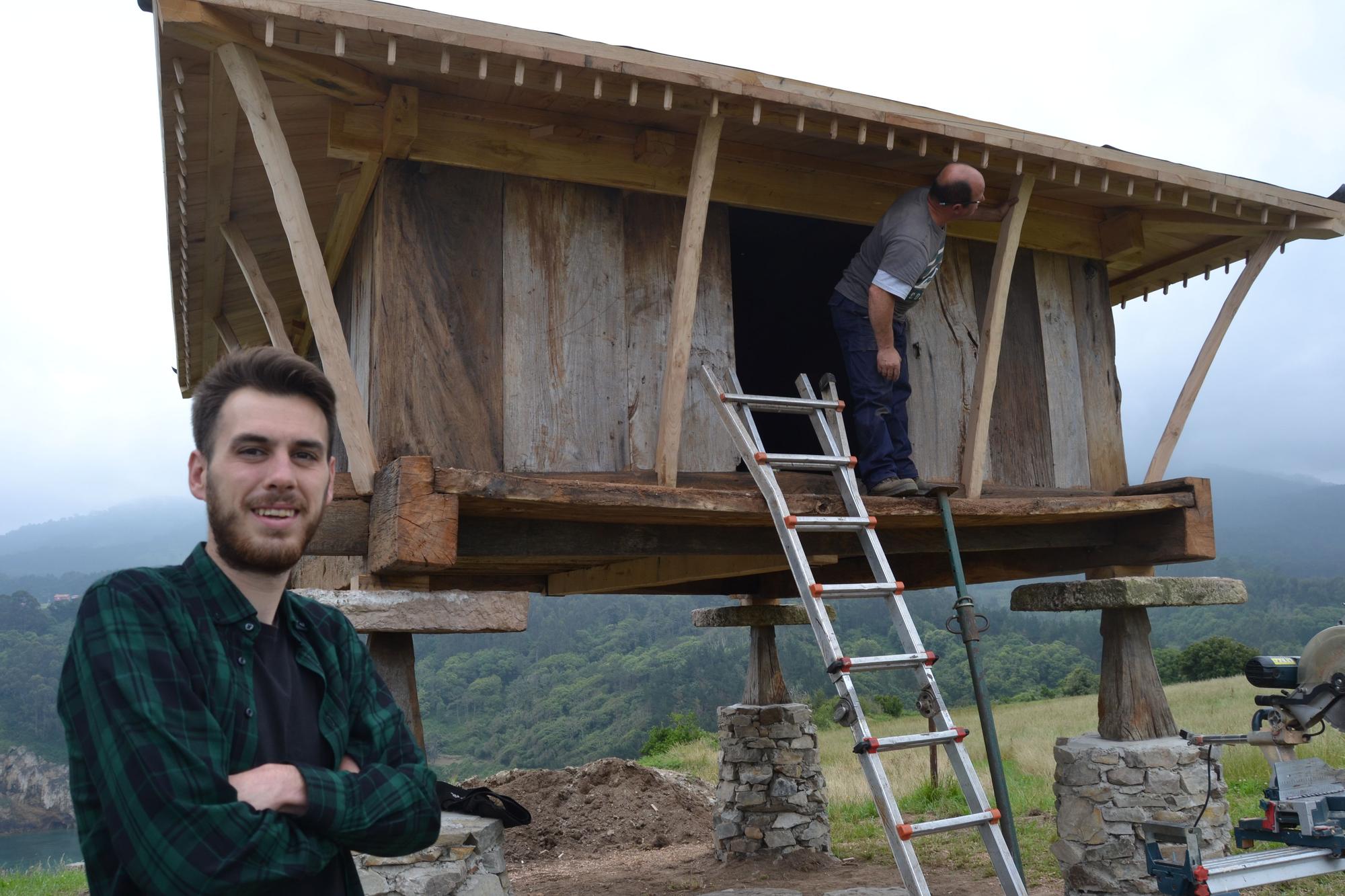 Cudillero vuelve a tener su hórreo de postal en el campo de la Regalina