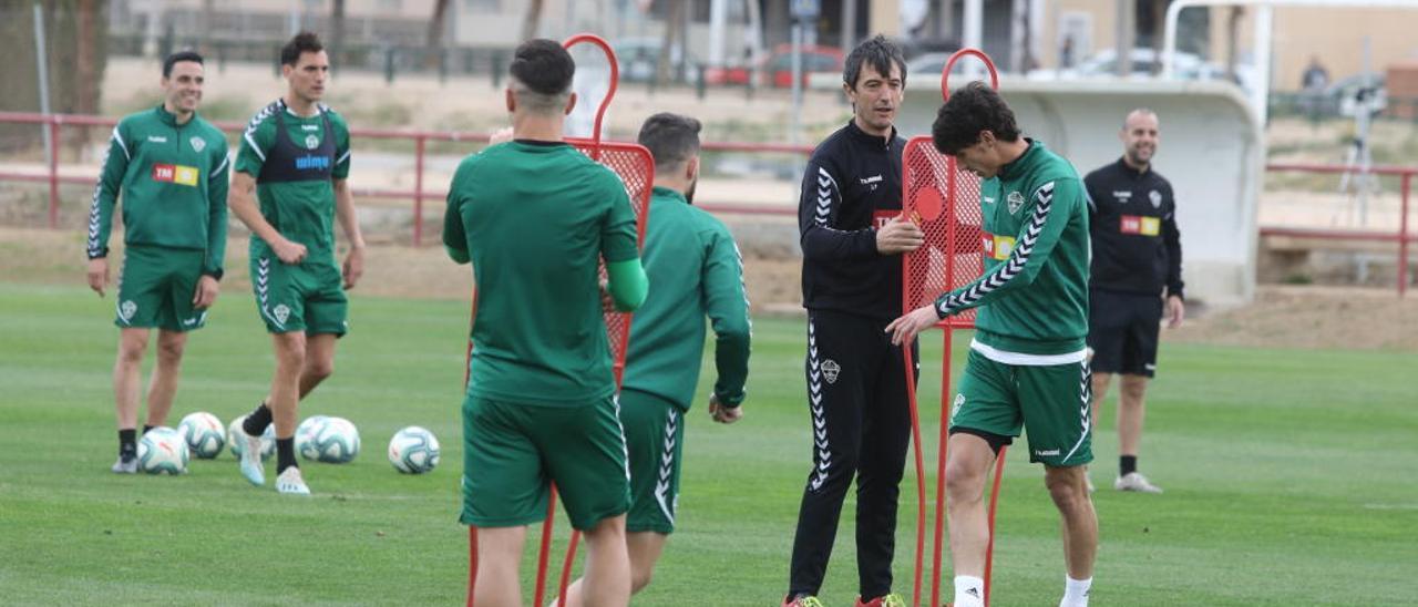 Un instante del entrenamiento de ayer en el polideportivo de Altabix.