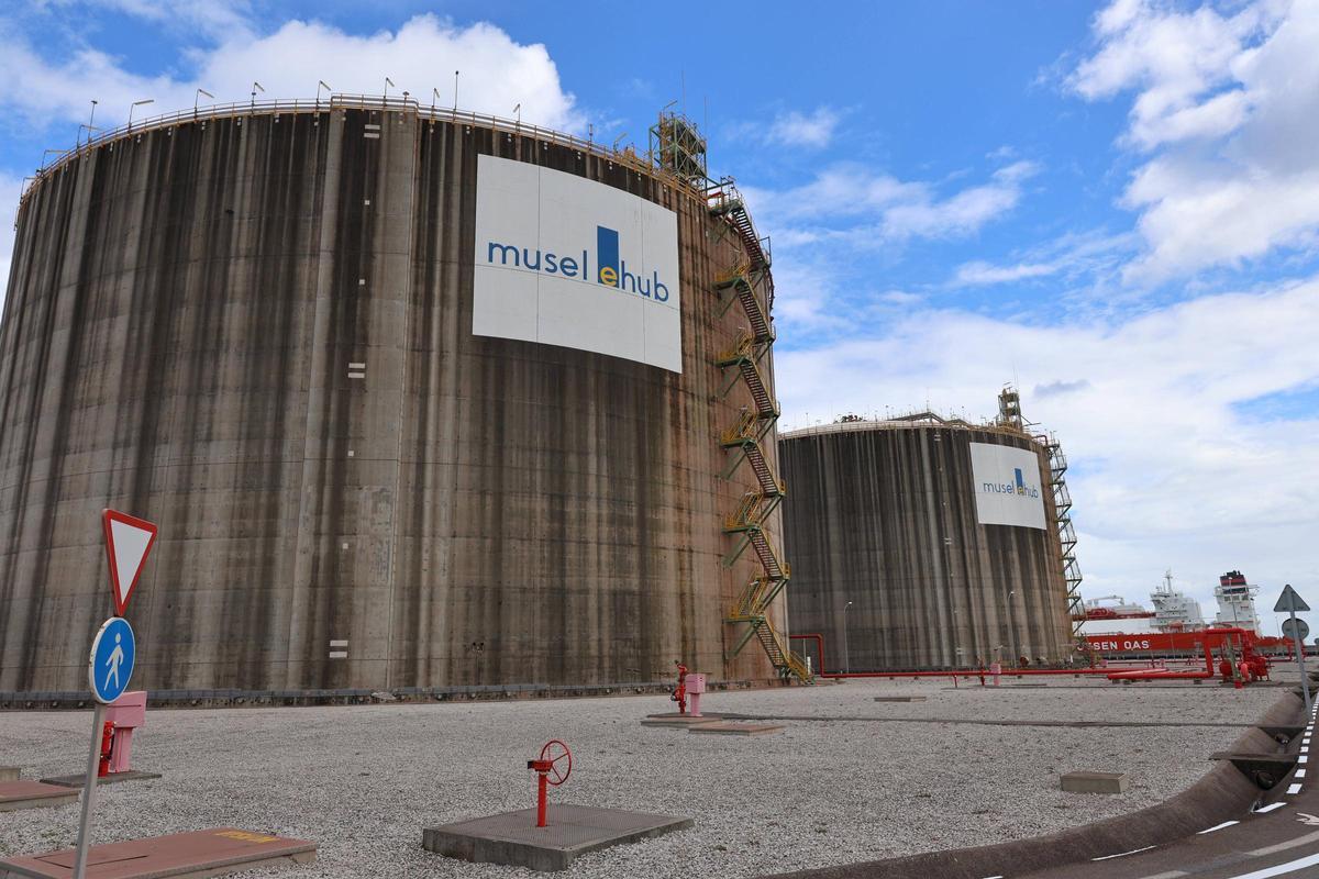 Instalaciones de la regasificadora de El Musel.
