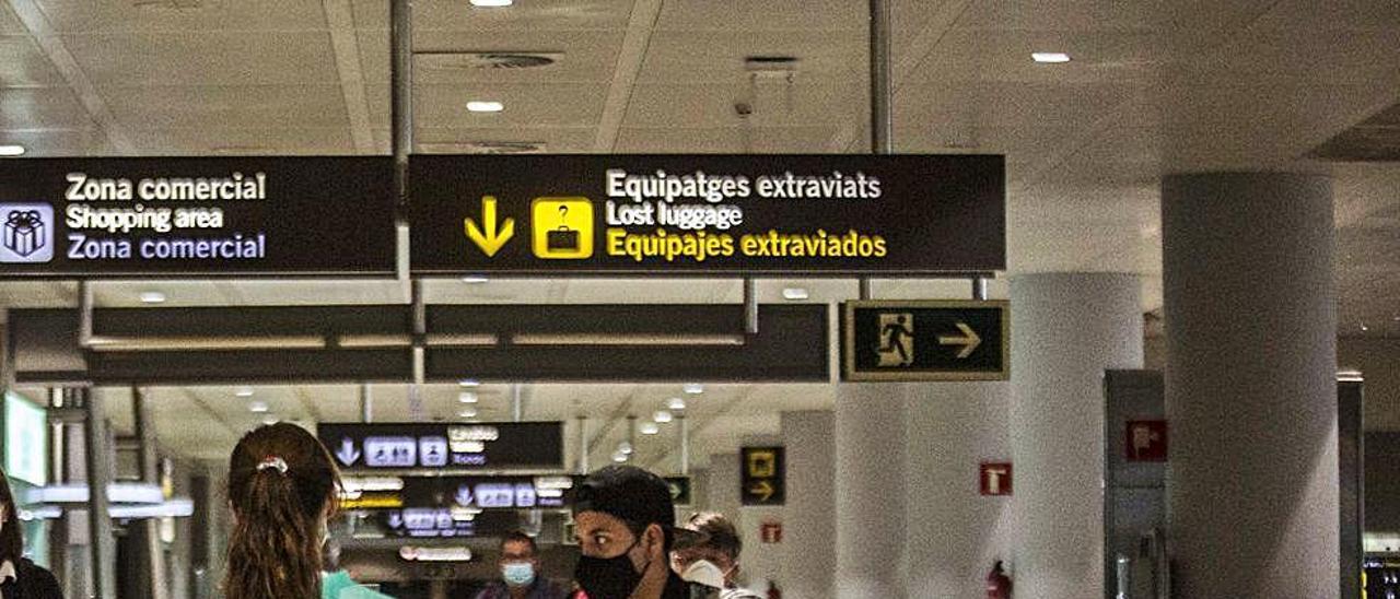 Toma de temperatura a los pasajeros que llegan al aeropuerto de Alicante-Elche.