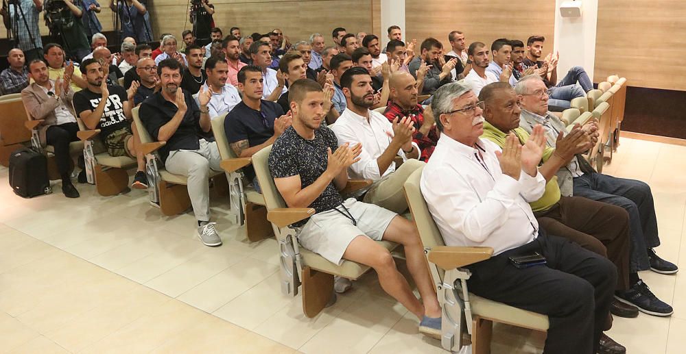 Jugadores y cuerpo técnico del Málaga CF despiden en la sala de prensa al central brasileño del Málaga CF