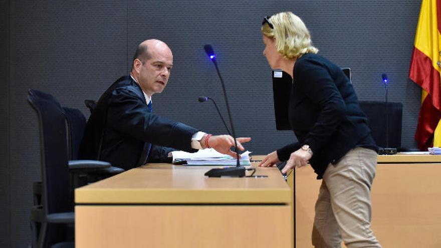 Elsa María del Pino habla con su abogado durante el juicio celebrado en la Audiencia de Las Palmas.