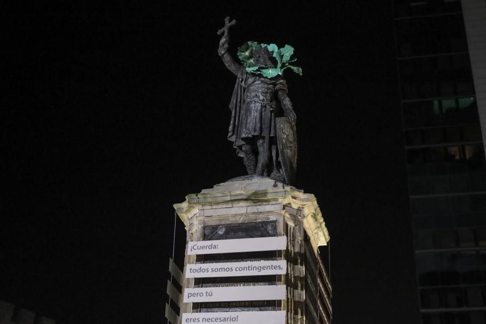 La estatua de Pelayo en Gijón luce su disfraz