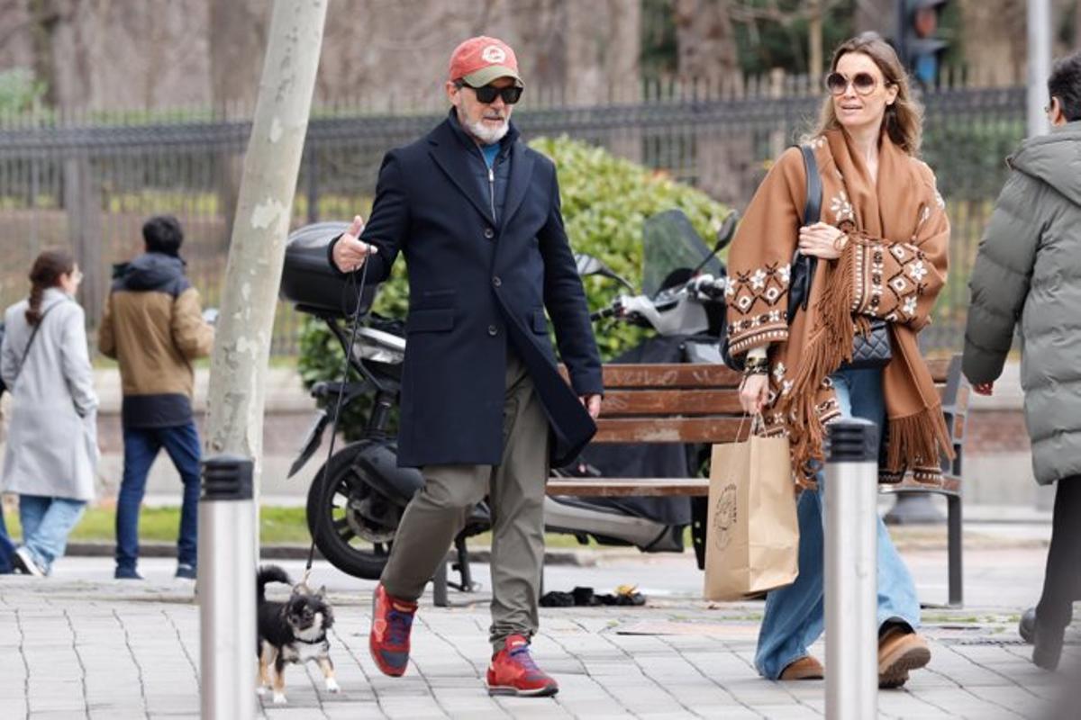 Antonio Banderas y Nicole Kimpel dando un paseo por las calles de Madrid