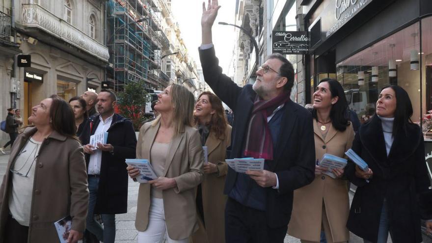 Rajoy, en el centro, con Ortiz (i.), Tapias, Mariño, Prado y García, en Príncipe.   | // R.G.