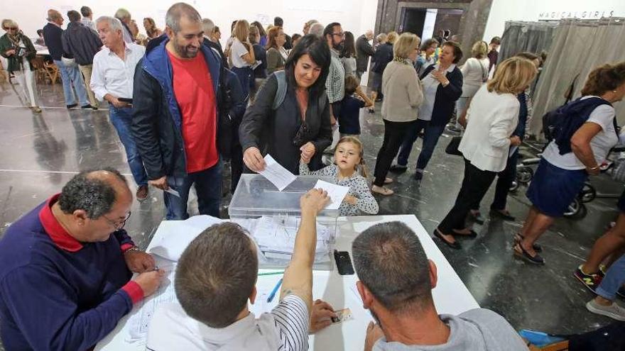 Jornada de votación en un colegio electoral de Vigo en las autonómicas de 2016. // Marta G. Brea