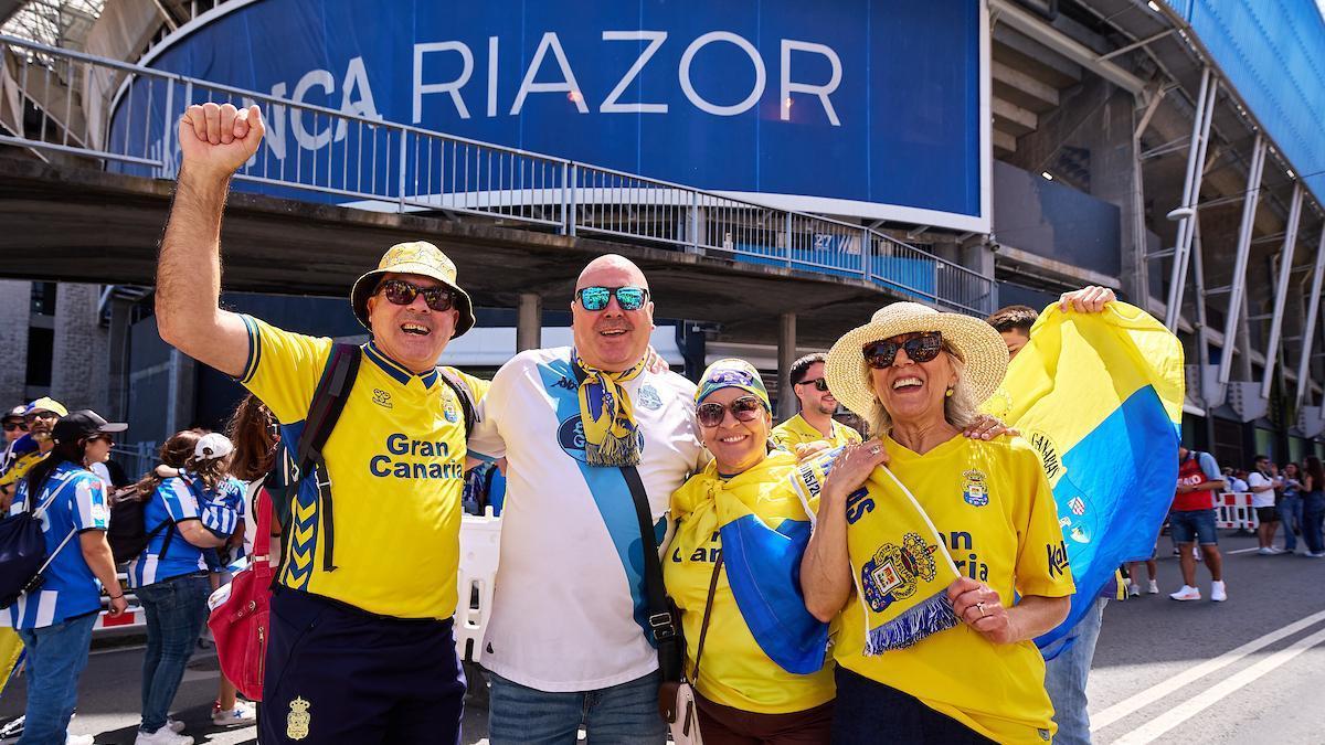 Fieles de la UD y del Dépor, junto a la puerta del Abanca Riazor.