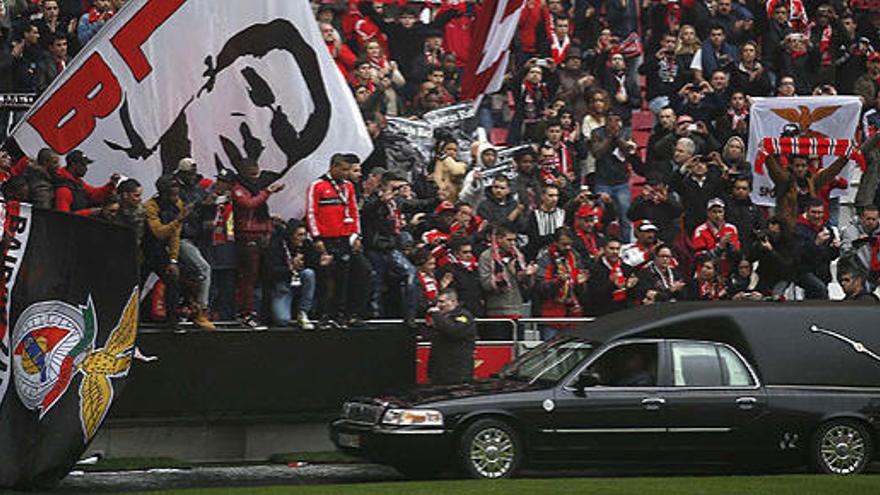 Homenaje a Eusebio en el Estadio da Luz.