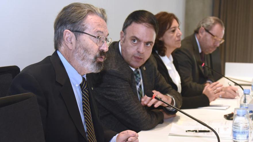 El rector de la UVic-UCC, Jordi Montaña, amb valentí Junyent; Anna Erra i Josep Arimany, a la presentació de la facultat a Manresa