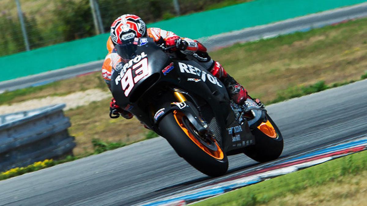 Marc Márquez pilota la RC213V 2015, la moto de Honda para la próxima temporada, en los entrenamientos privados en Brno