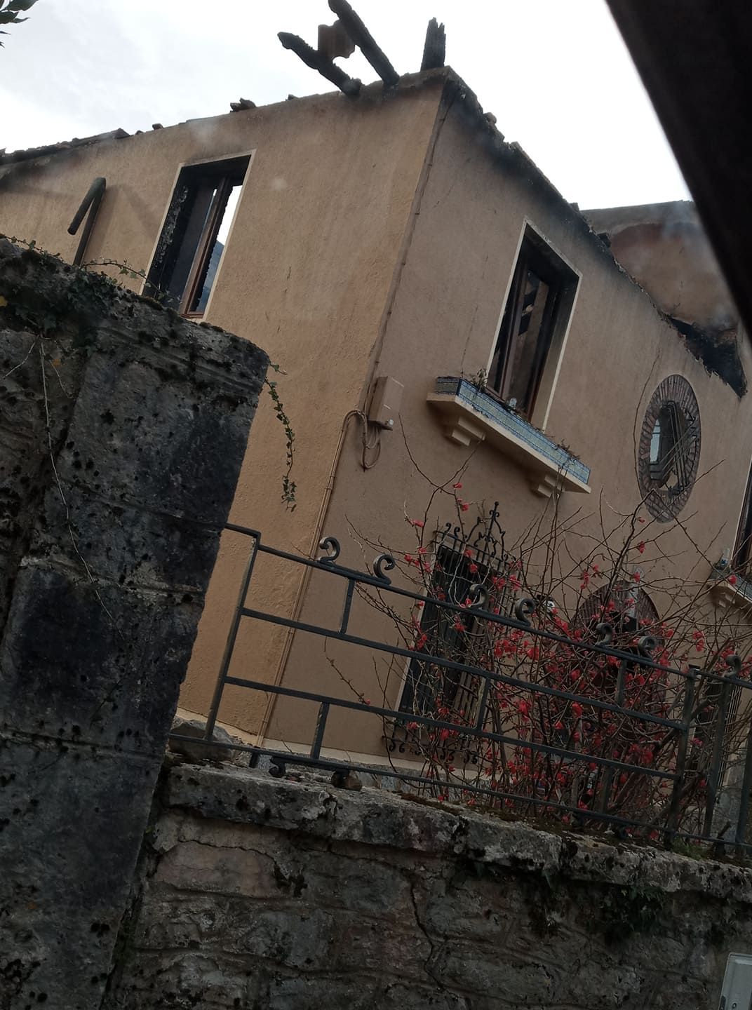 Calcinada una casa de tres plantas en Amieva