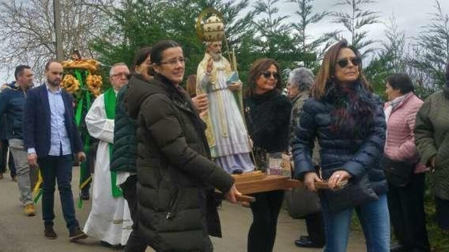 Participantes en la procesión en San Martín de Bada (Parres).