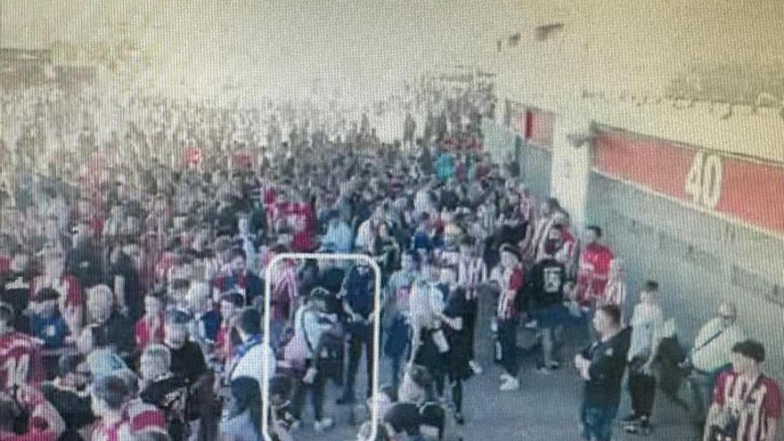 ACOSO ATLÉTICO MADRID NIÑA | «Negra de mierda, os vamos a matar»: Queda impune el acoso a una niña que fue con una camiseta de Vinicius al estadio del Atlético de Madrid