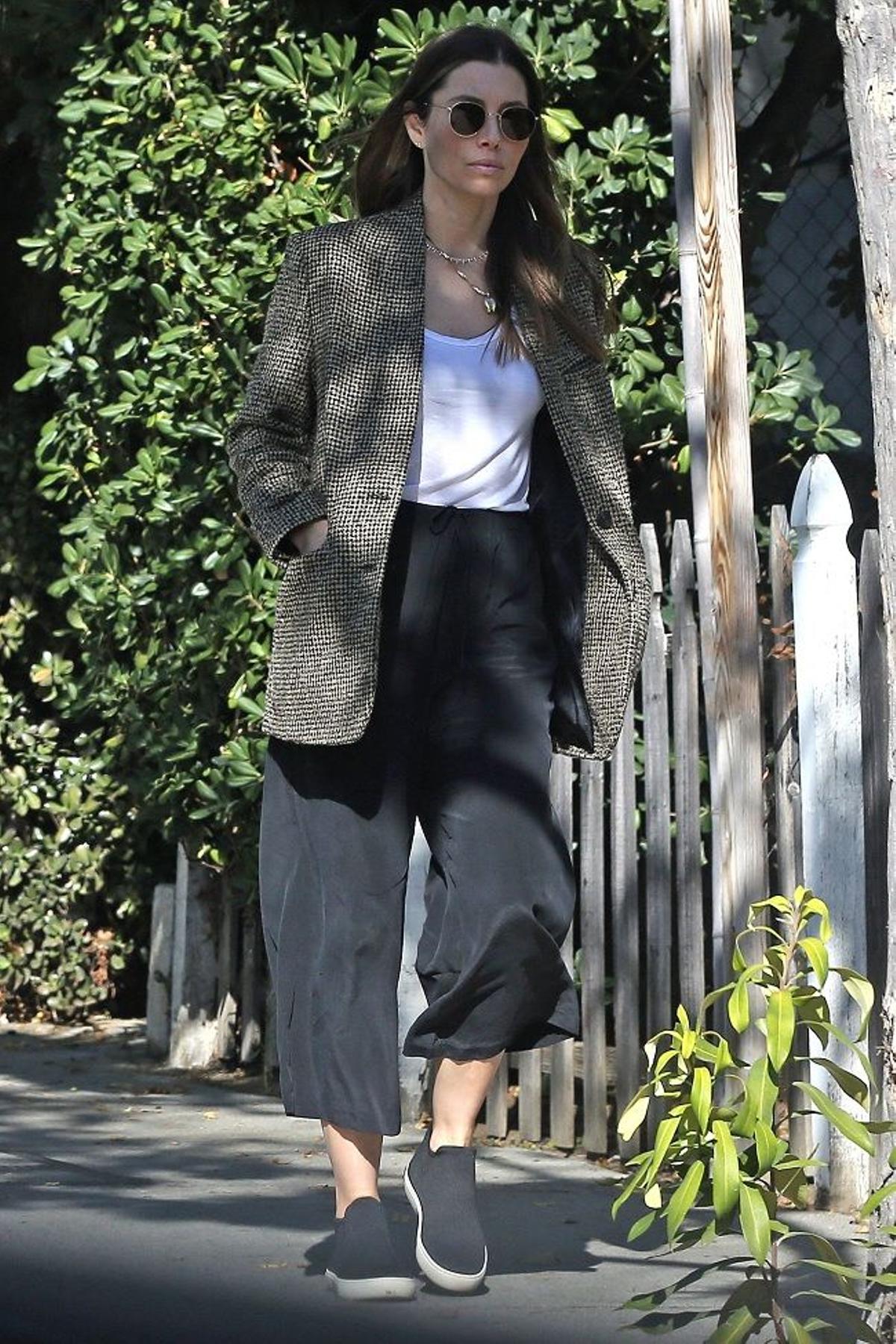 Jessica Biel con chaqueta 'tweed' de Mango