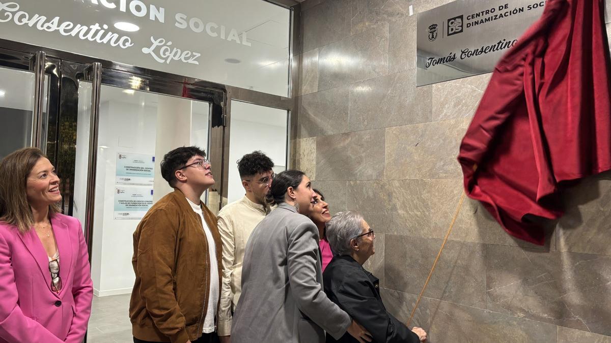 La familia de Tomás Consentino López descubre la placa del nuevo Centro de Dinamización Social de Águilas.