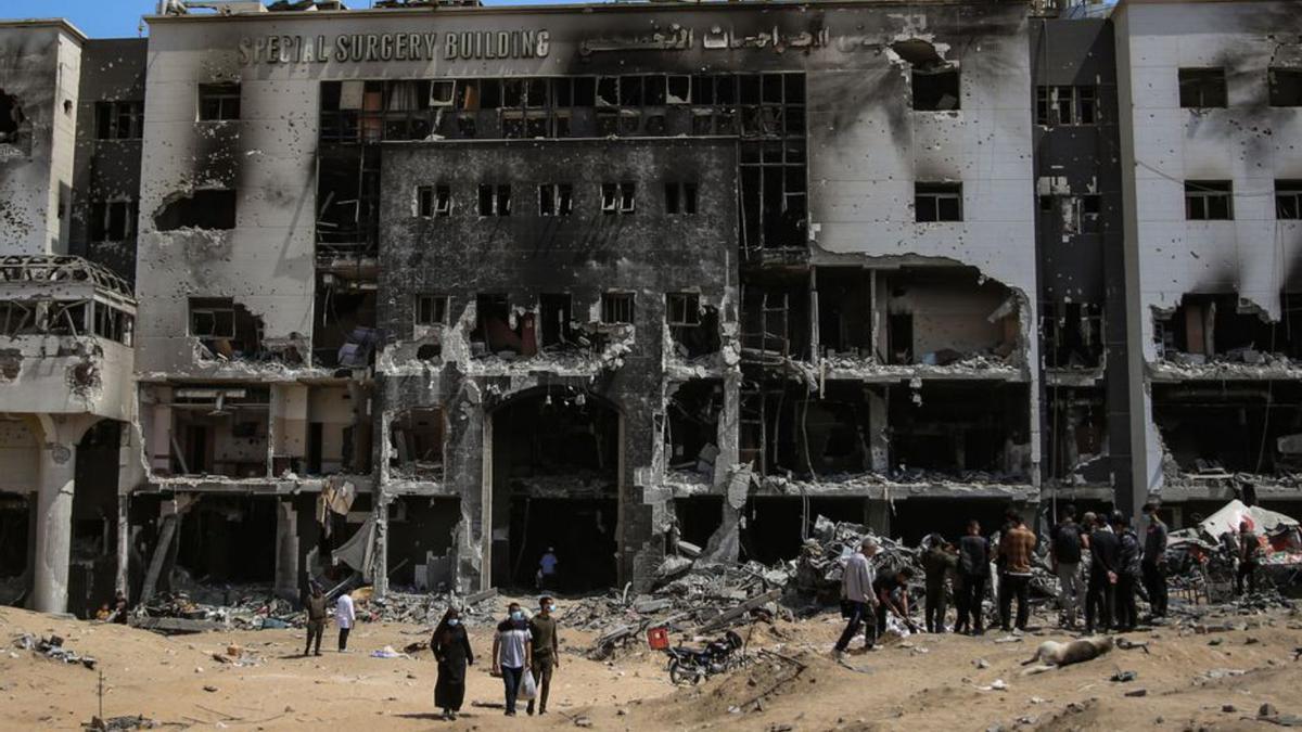 L’Hospital Al-Shifa, a Gaza, totalment destrossat, ahir. | OMAR ISHAQ / DPA