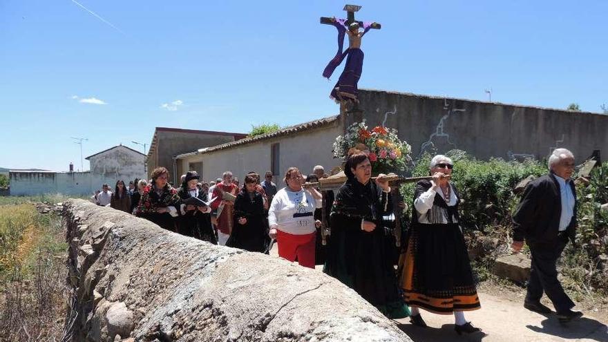 Un momento de la procesión en Fuente Encalada.