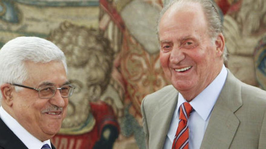 Don Juan Carlos recibe a Abbas en La Zarzuela.