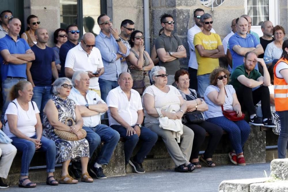 Redondela se vuelca y arropa a las familias de las víctimas de la AP-9