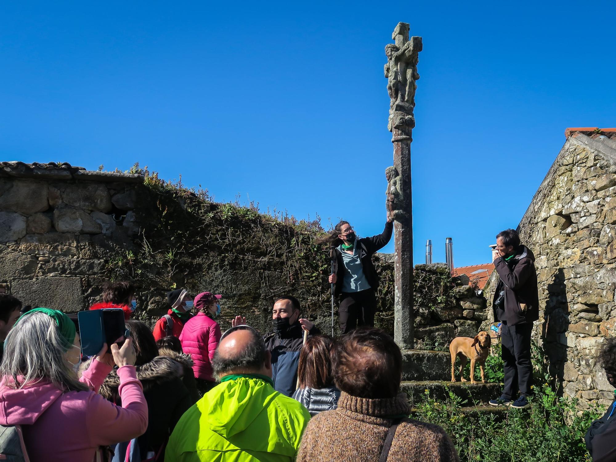 Un momento de la ruta para descubrir petroglifos, cruces de piedra, molinos y demás elementos que enriquecen la oferta patrimonial y turística de Catoira.