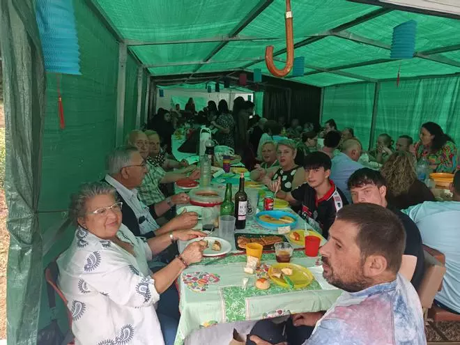 EN IMÁGENES: Comida de los vecinos de Agüera por las fiestas de San Pedro