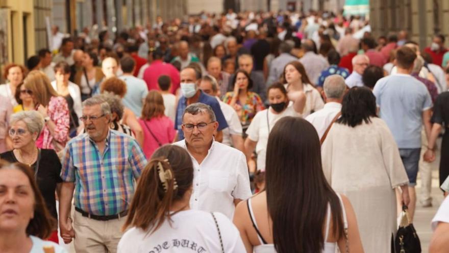 La calle de Santa Clara atestada de gente durante el día de San Pedro. | Jose Luis Fernández