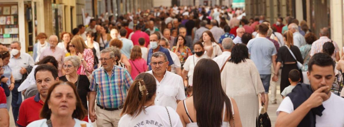 La calle de Santa Clara atestada de gente durante el día de San Pedro. | Jose Luis Fernández
