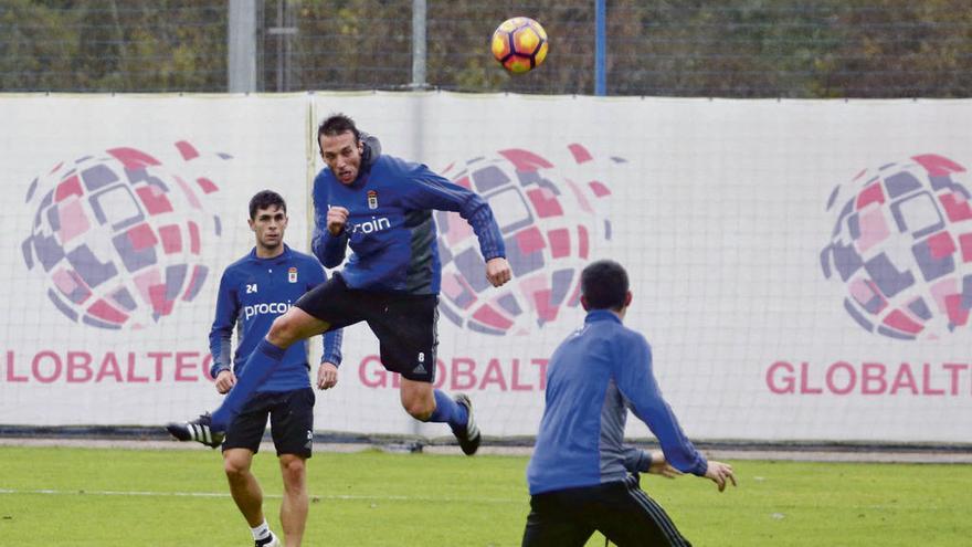 Michu remata de cabeza en el entrenamiento de ayer