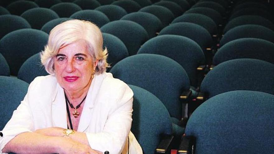 Francisca Sauquillo, ayer, en el salón de actos del Centro de Cultura Antiguo Instituto Jovellanos, donde ofreció su ponencia sobre la mujer africana.