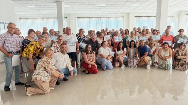 Asistentes a la clausura de la temporada del Fogar do Maior.