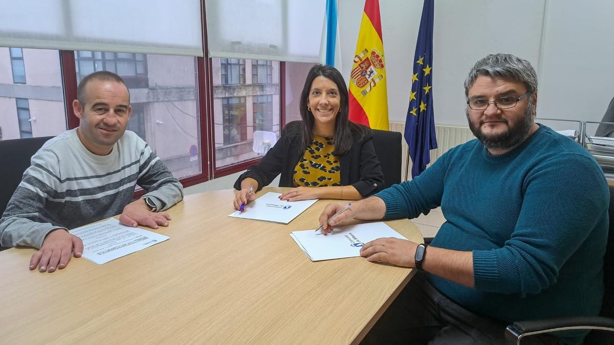 Álex Vidal, esquerda, Mariola Sampedro e José F. Agrelo asinando o convenio.