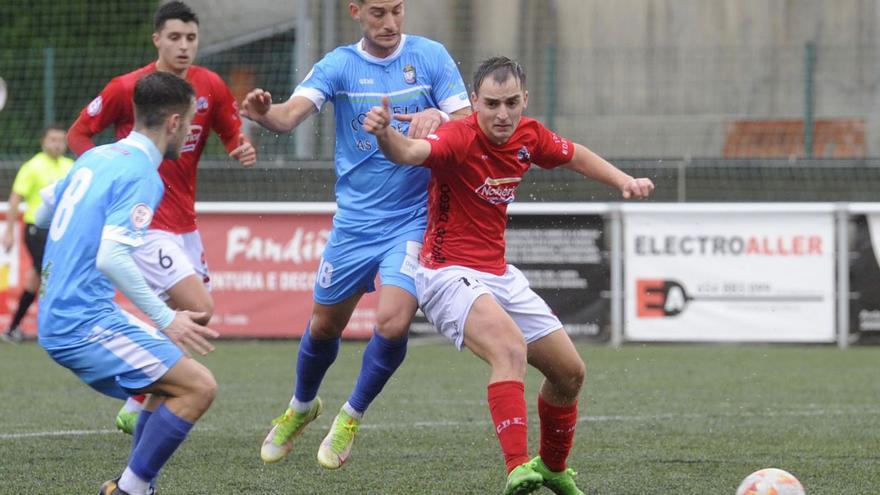 Un jugador del Estradense protege el balón durante un encuentro. |  // BERNABÉ/JAVIER LALÍN