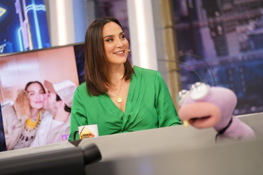 Tamara Falcó con un vestido satinado verde de Mango en 'El Hormiguero'