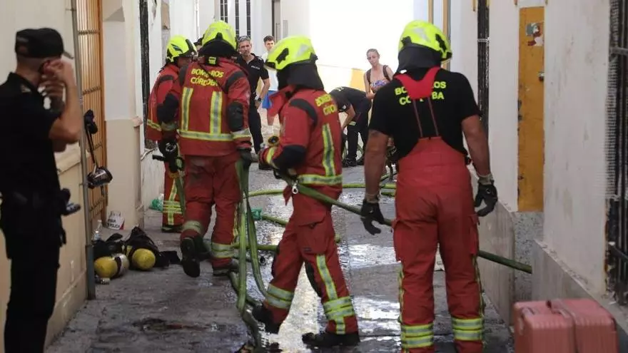 Los bomberos precintan tras un incendio una casa ocupada en San Agustín que acumula años de quejas vecinales