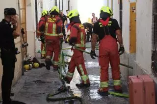 Los bomberos precintan tras un incendio una casa ocupada en San Agustín que acumula años de quejas vecinales