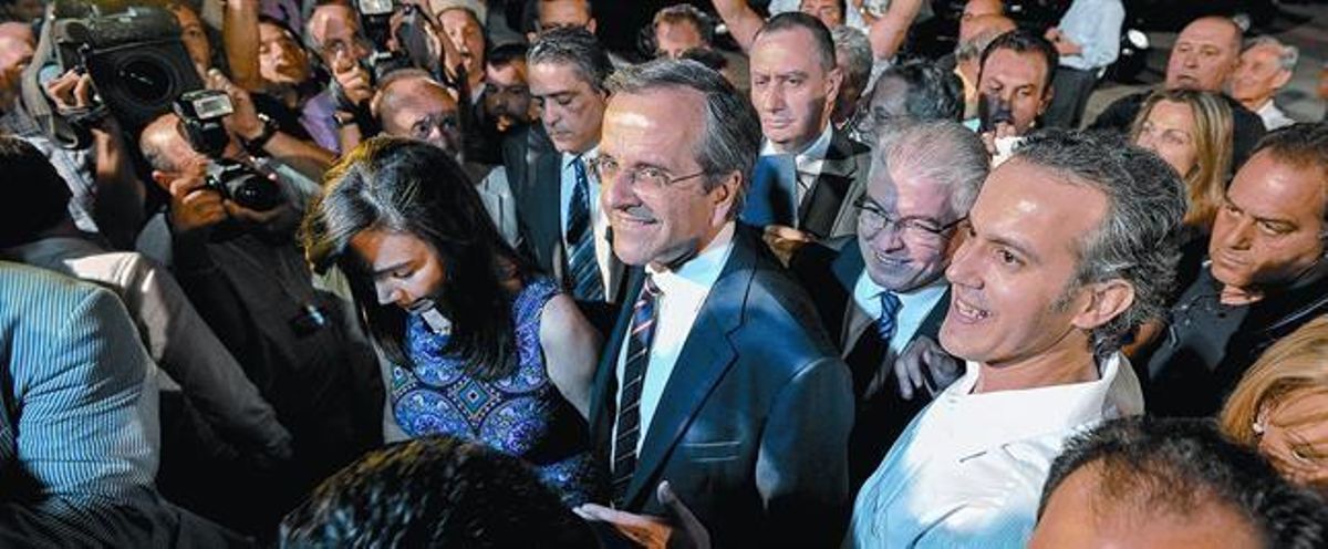 Antonis Samarás, ahir a la nit amb els seus seguidors a Atenes. Antonis Samarás, ahir a la nit amb els seus seguidors a Atenes.