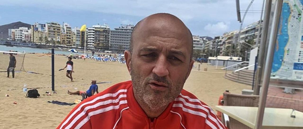 El técnico grancanario Chus Trujillo, ayer, en el paseo de Las Canteras, en un momento de la entrevista con este medio. | | LP/DLP