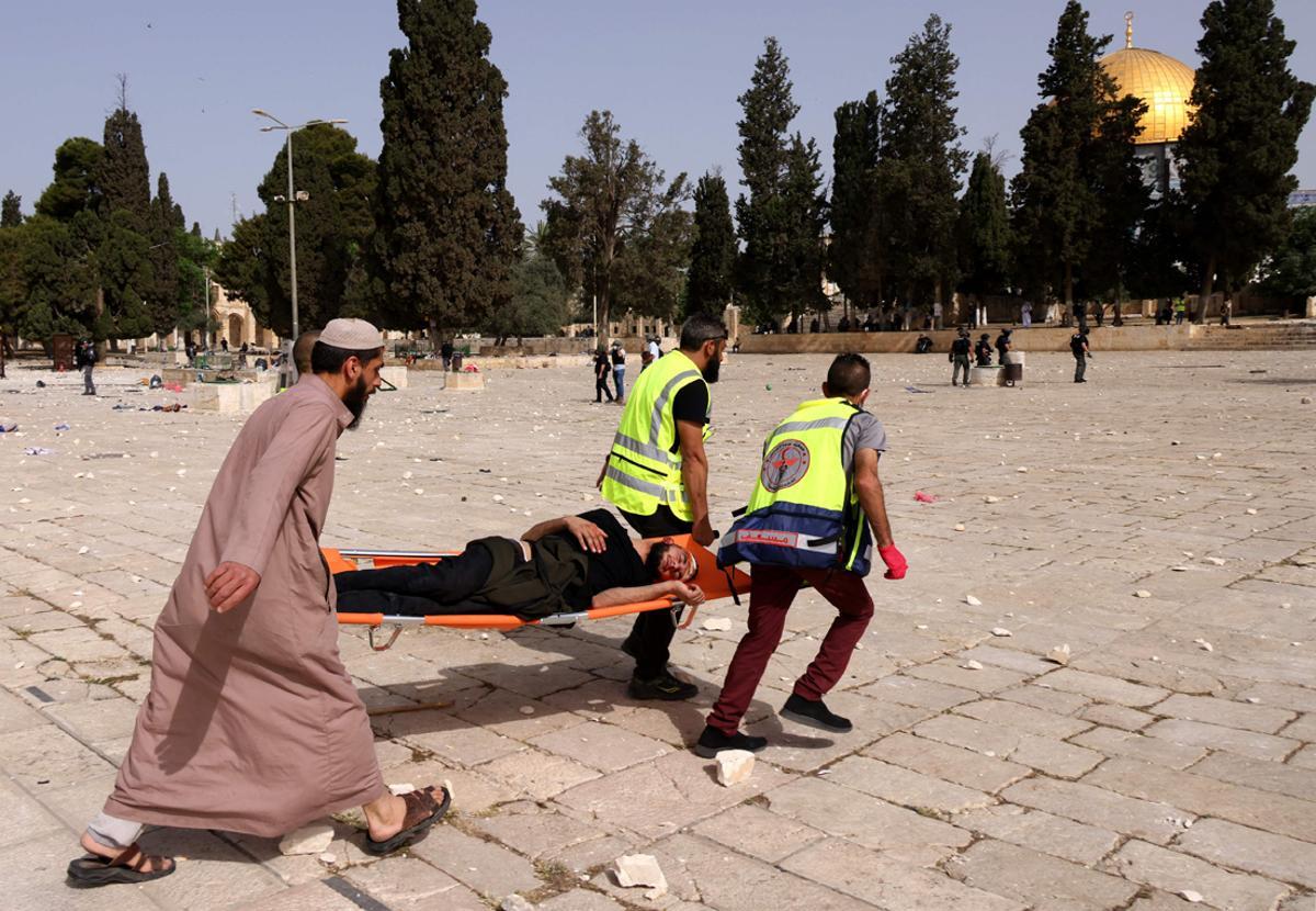 Médicos palestinos evacuan a un manifestante herido.