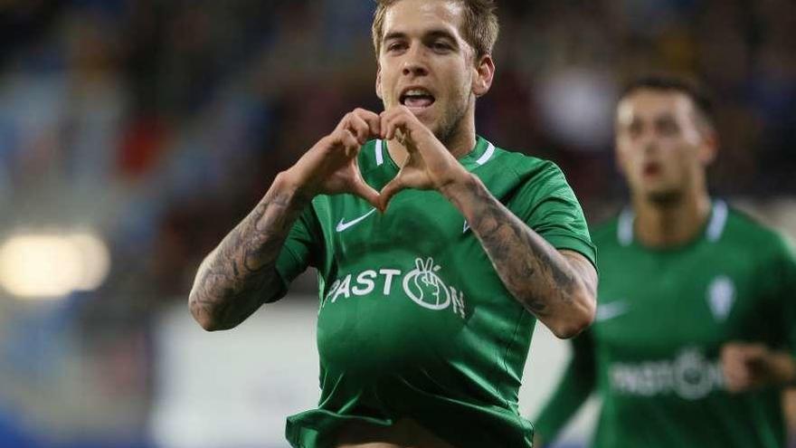 Álvaro Jiménez celebra su gol metiéndose el balón bajo la camiseta y haciendo un corazón con las manos.